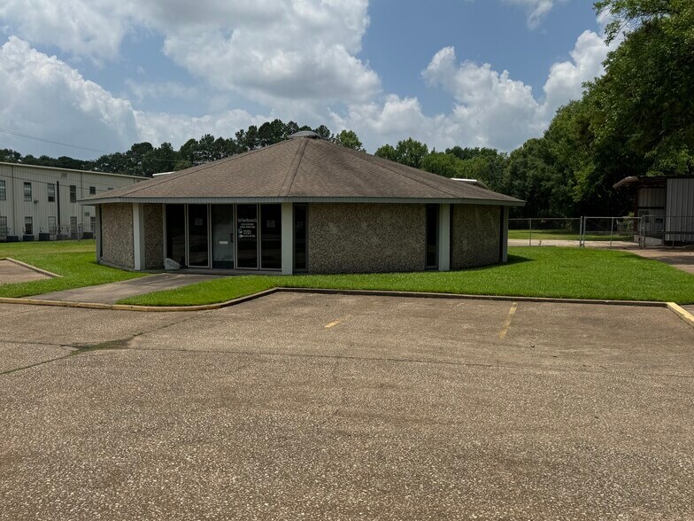 More Photos Of 1208 S Chestnut St, Lufkin Showroom For Sale