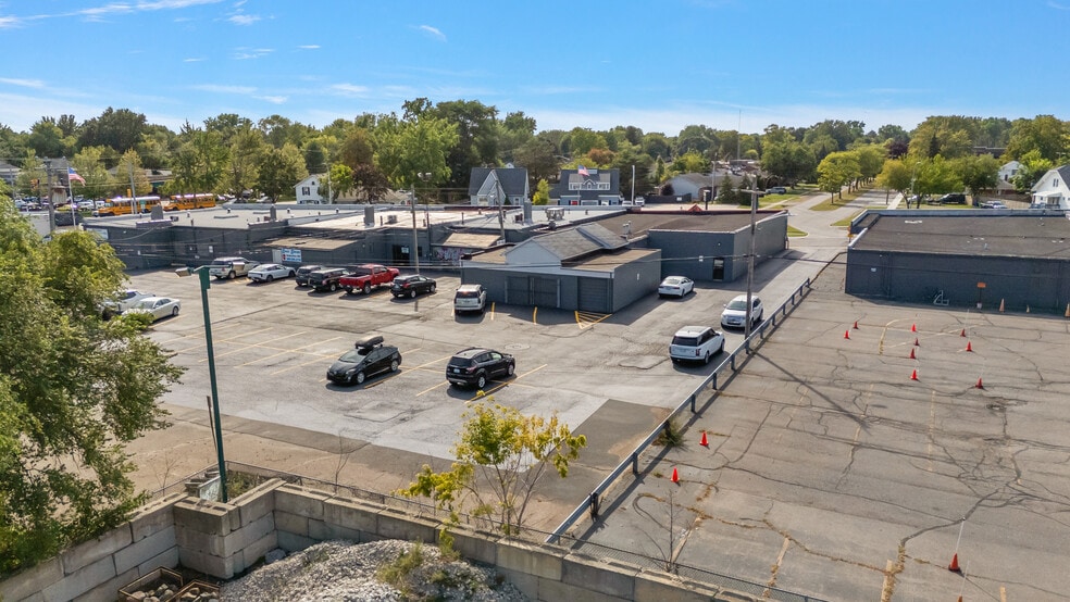 More Photos Of 32064 Utica Rd, Fraser Office For Lease