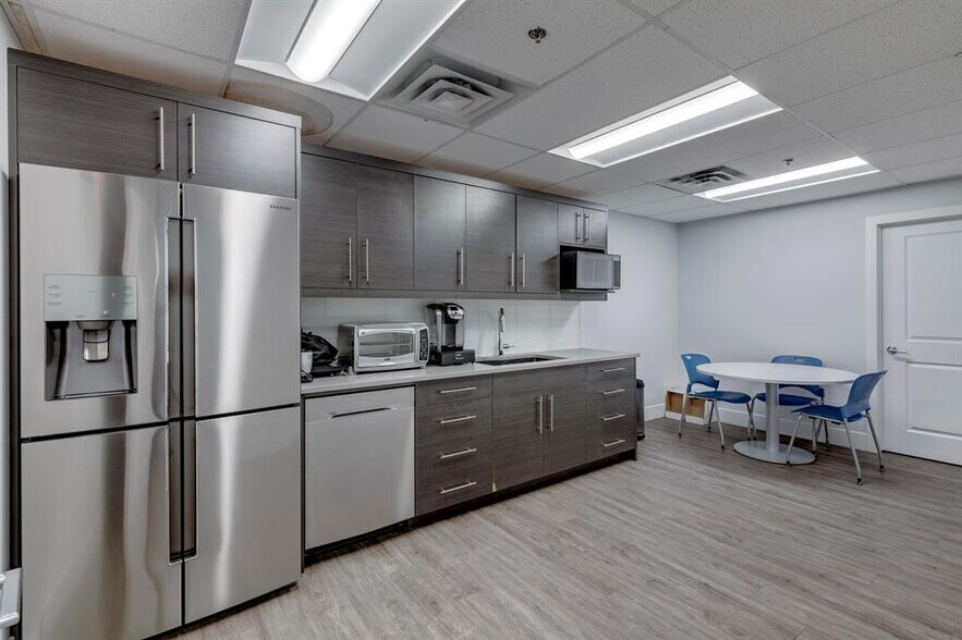 More Photos Of 2903 Kingsview Blvd SE, Airdrie Showroom For Sale