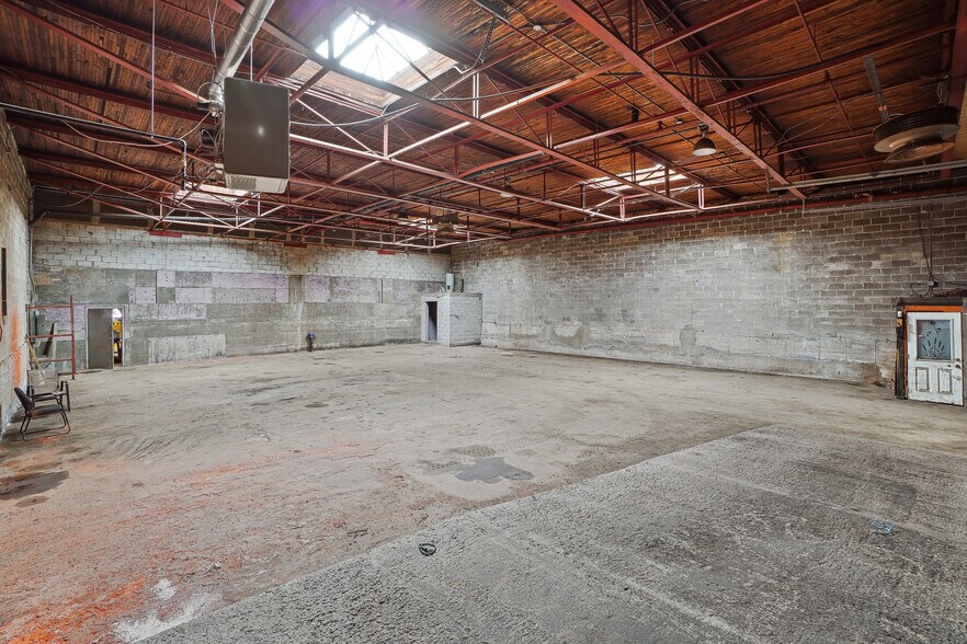 More Photos Of 290 Rue Quinlan, Montréal Service For Sale