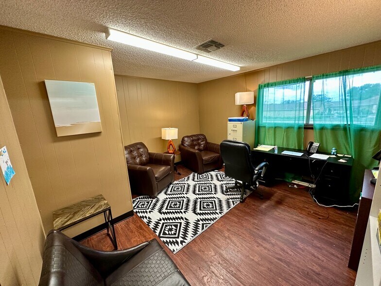 More Photos Of 1010 Zanderson Ave, Jourdanton Office For Lease