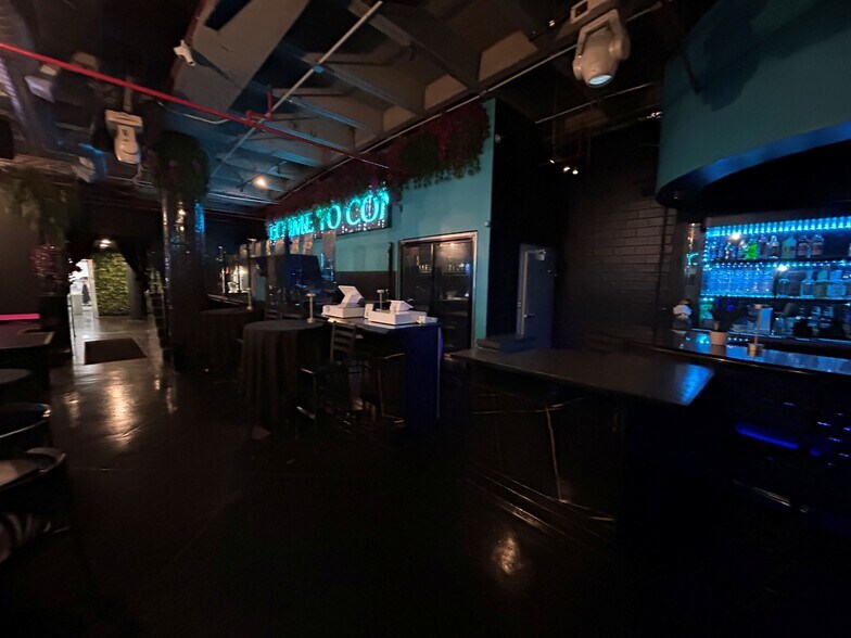 More Photos Of 2016 Main St, Houston Apartments For Sale