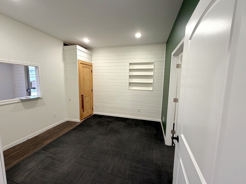 More Photos Of 309 Barclay Ave, Pine River Office For Sale