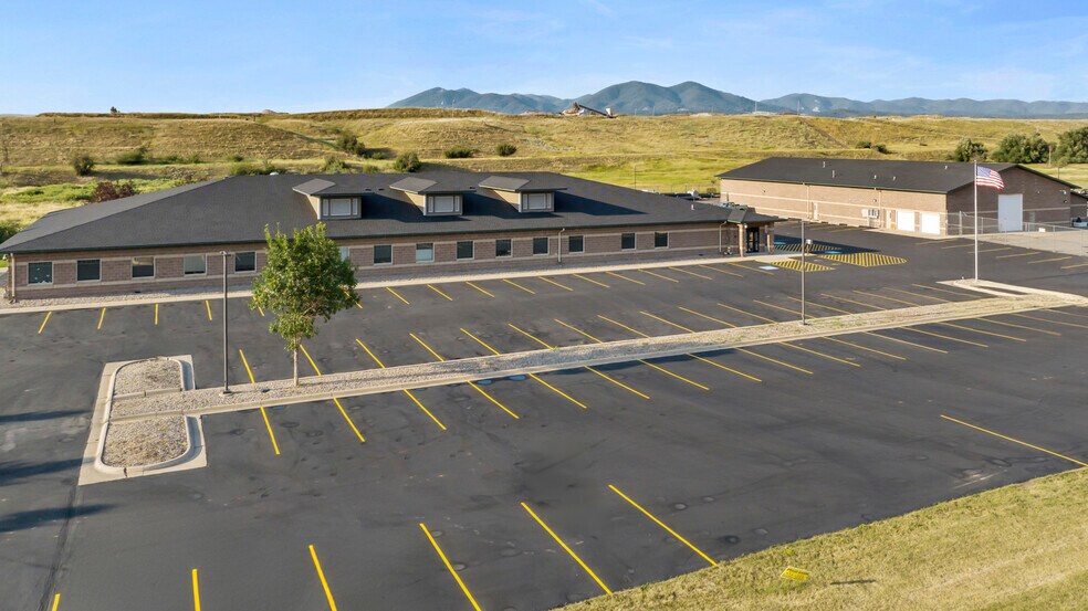 More Photos Of 920 NE Main St, Lewistown Office For Sale