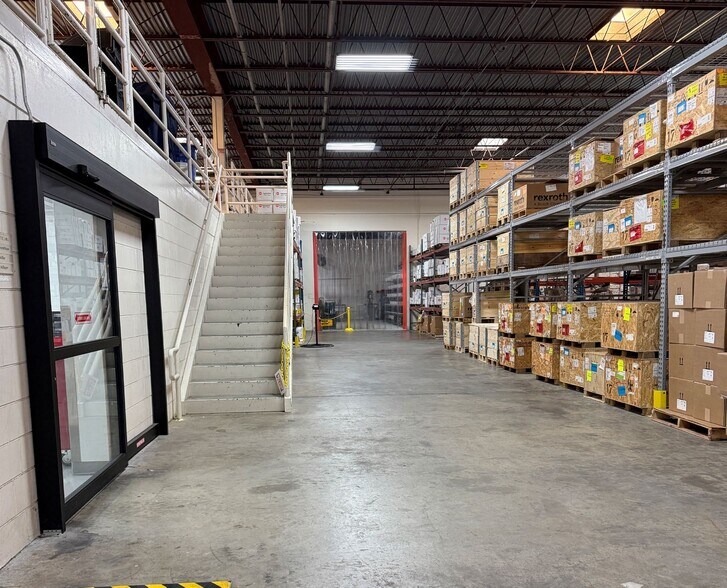 More Photos Of 5201 Tampa West Blvd, Tampa Flex For Lease