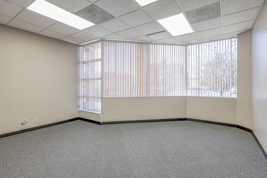 More Photos Of 10502 NW Ambassador Dr, Kansas City Office For Lease