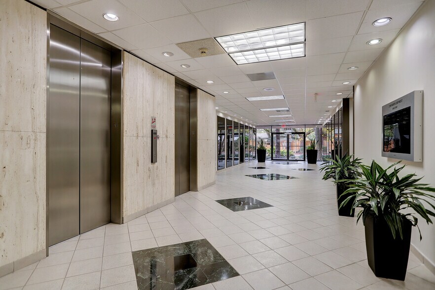 More Photos Of 2180 North Loop W, Houston Unknown For Lease