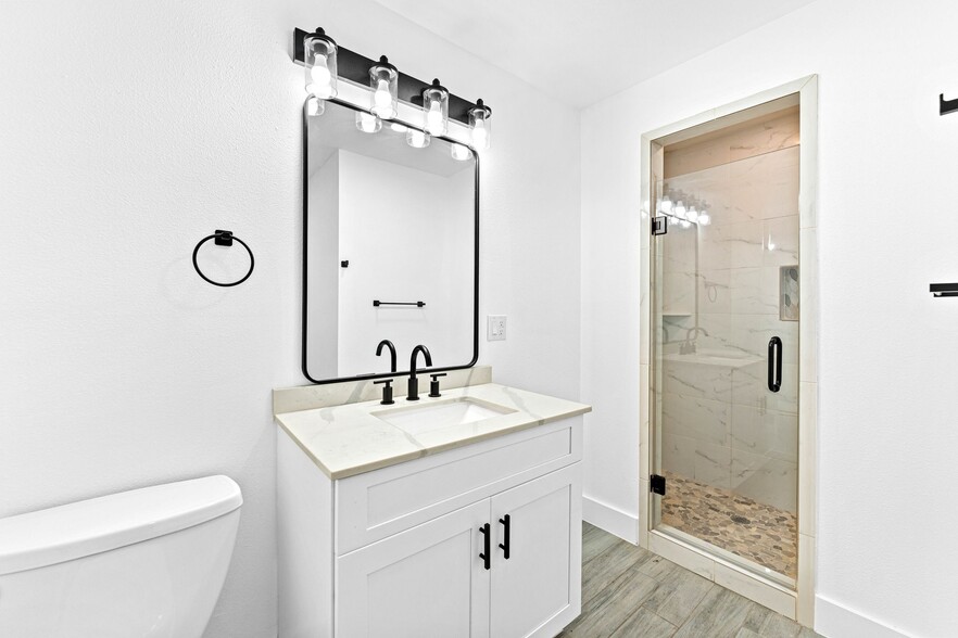 More Photos Of 13747 US Highway 87 S, Adkins Flex For Lease