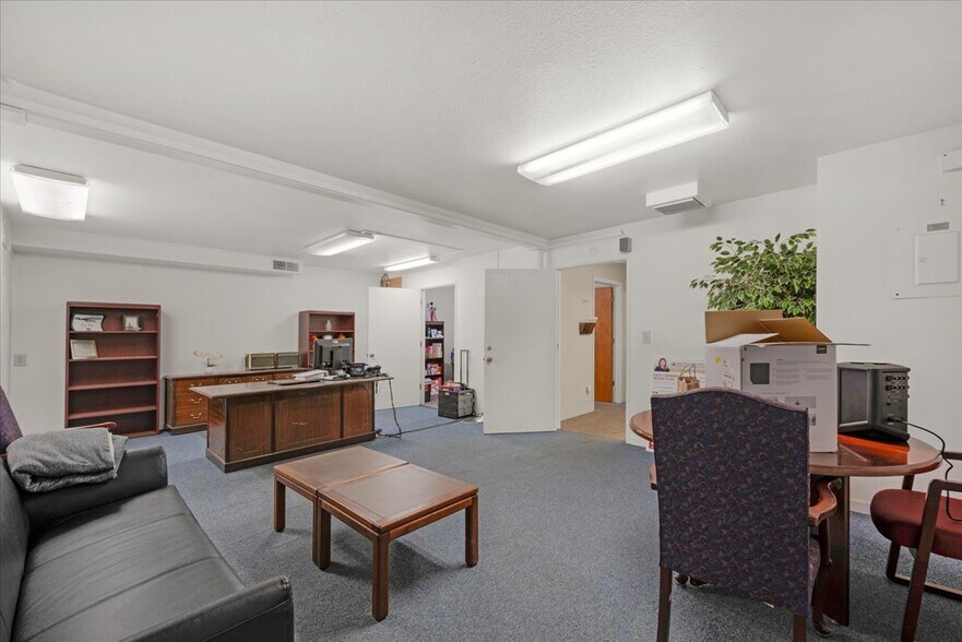 More Photos Of 339 W D St, Lemoore Storefront For Sale