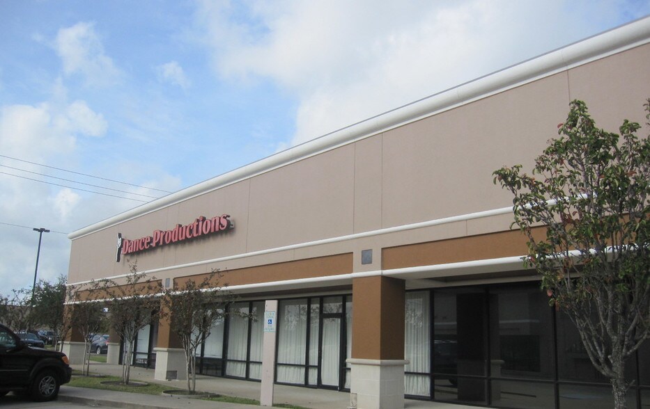 More Photos Of 2514-2550 E Broadway St, Pearland Unknown For Lease
