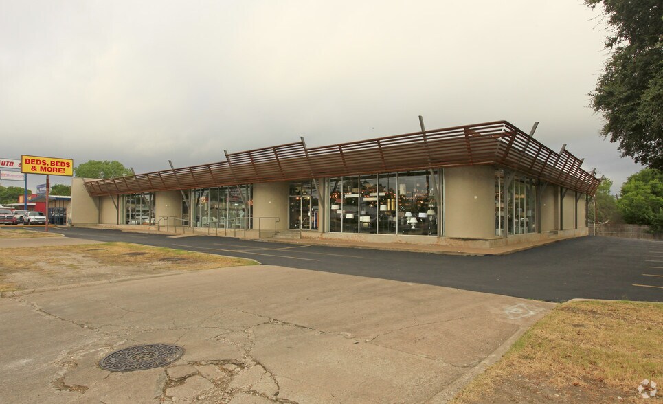 More Photos Of 7530-7532 Burnet Rd, Austin Freestanding For Lease