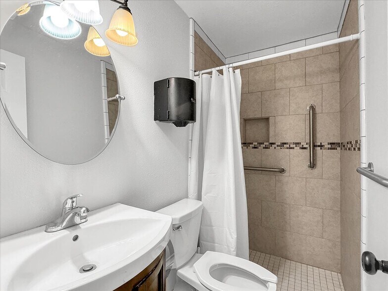 More Photos Of 1007 W Wright St, Pensacola Specialty For Sale