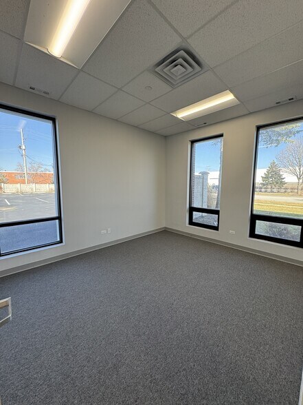More Photos Of 1000 Lively Blvd, Elk Grove Village Warehouse For Lease