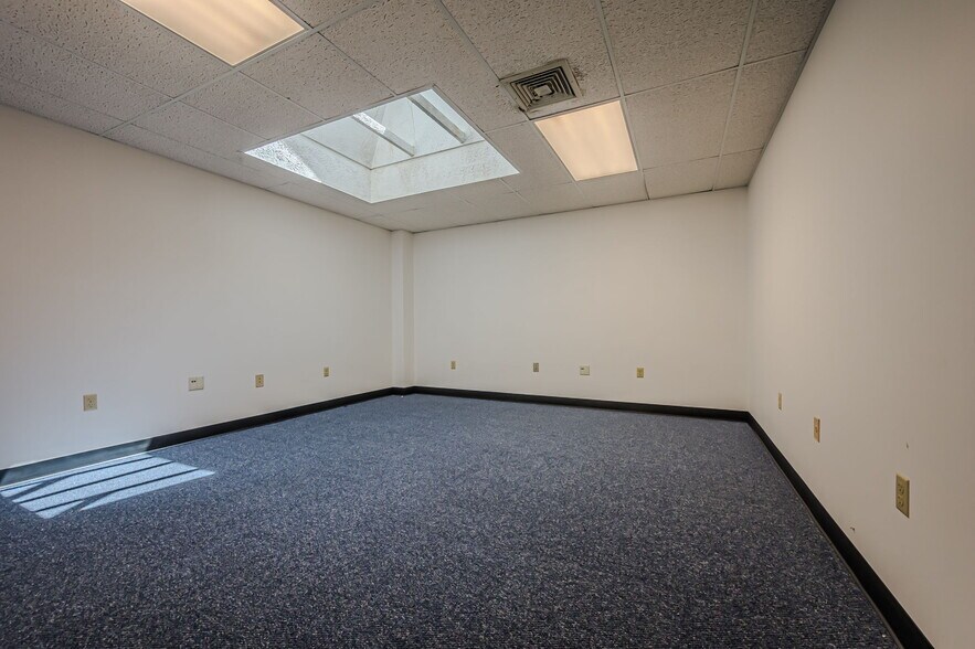 More Photos Of 77 E Main St, Newark Loft Creative Space For Sale