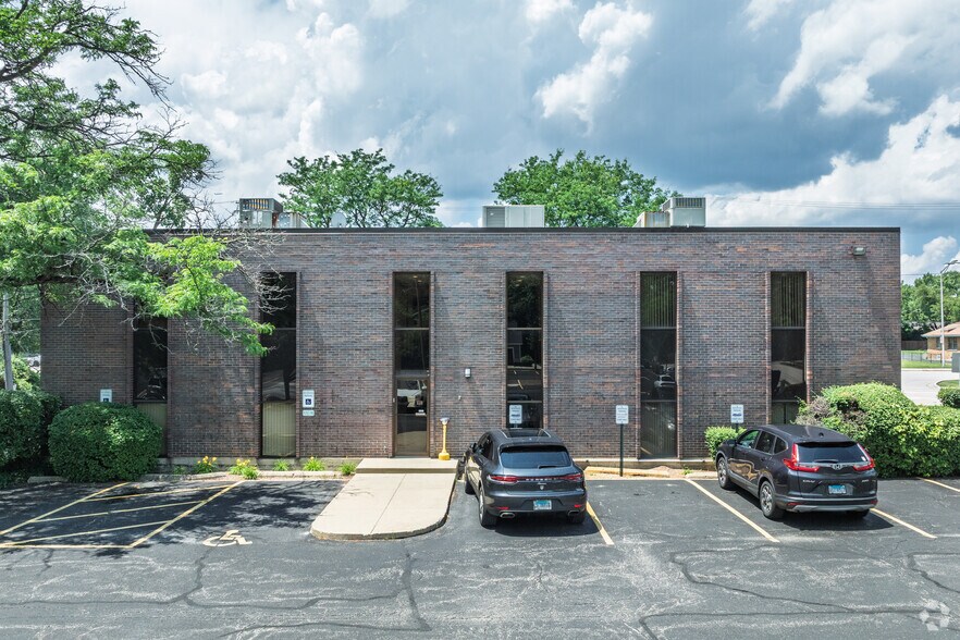 More Photos Of 1655 S Arlington Heights Rd, Arlington Heights Office For Sale
