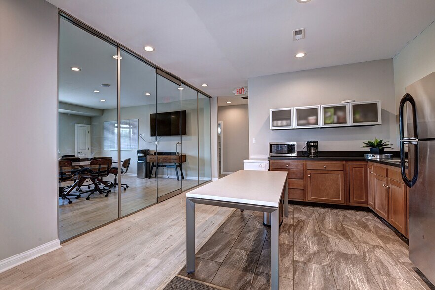 More Photos Of 10609-10611 Watterson Center Ct, Louisville Office For Sale