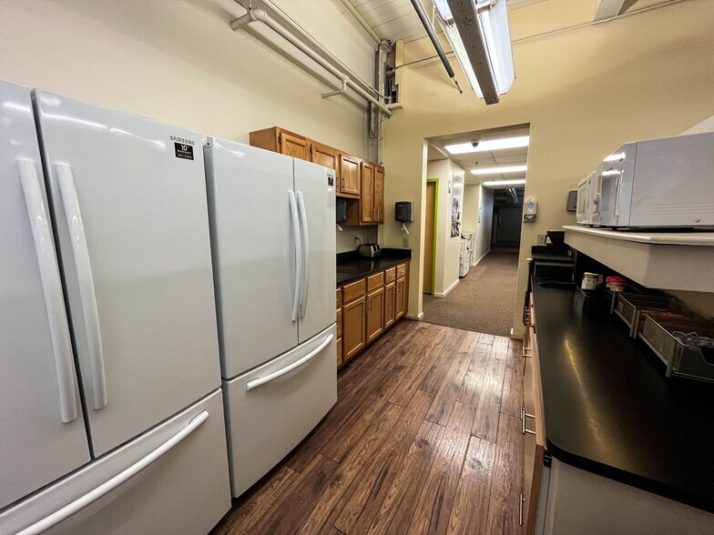 More Photos Of 1457 E 40th St, Cleveland Showroom For Lease