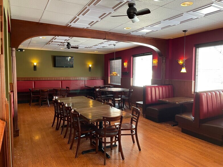 More Photos Of 6831 W North Ave, Oak Park Restaurant For Sale