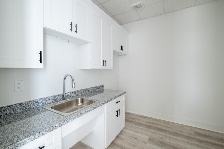 More Photos Of 30625 Kingsland Blvd, Brookshire Office For Lease