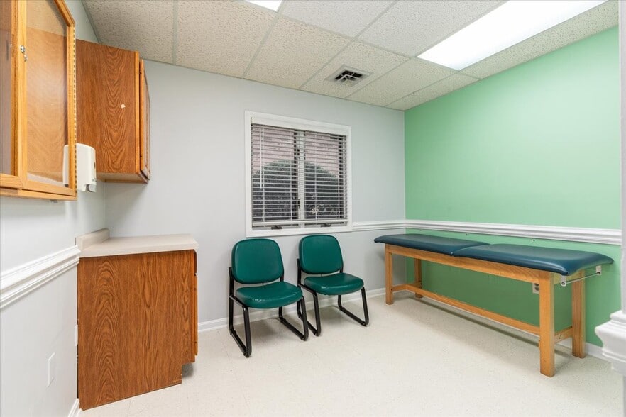 More Photos Of 10623 Crestwood Dr, Manassas Office For Sale