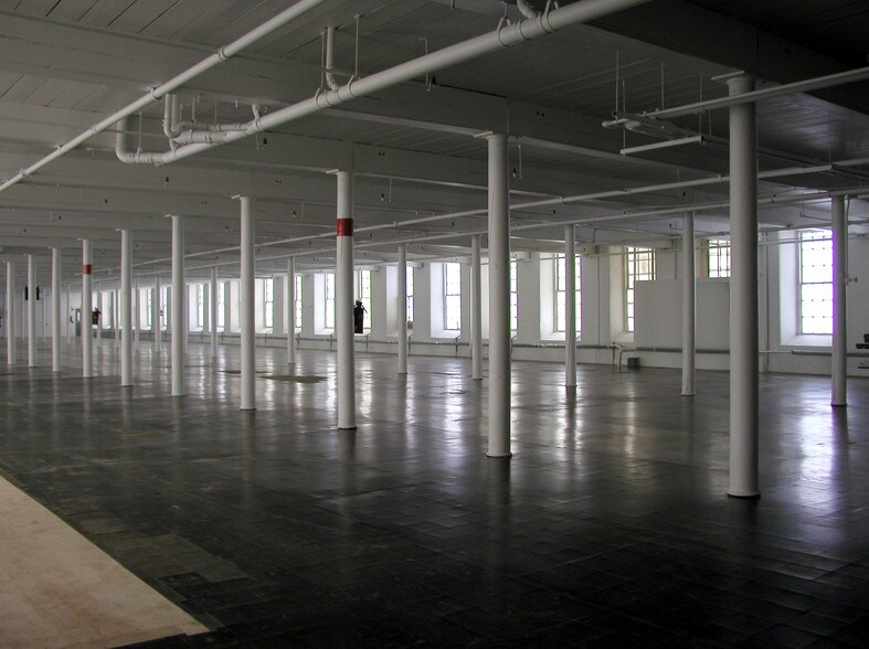 More Photos Of 657 Quarry St, Fall River Freestanding For Lease