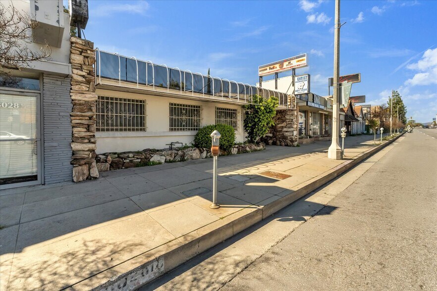 More Photos Of 18032 Ventura Blvd, Encino Medical For Lease