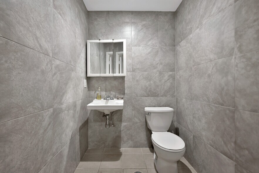 More Photos Of 14311 Willets Point Blvd, Flushing Office For Sale