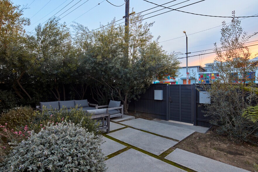 More Photos Of 718-720 Hampton Dr, Venice Office For Sale