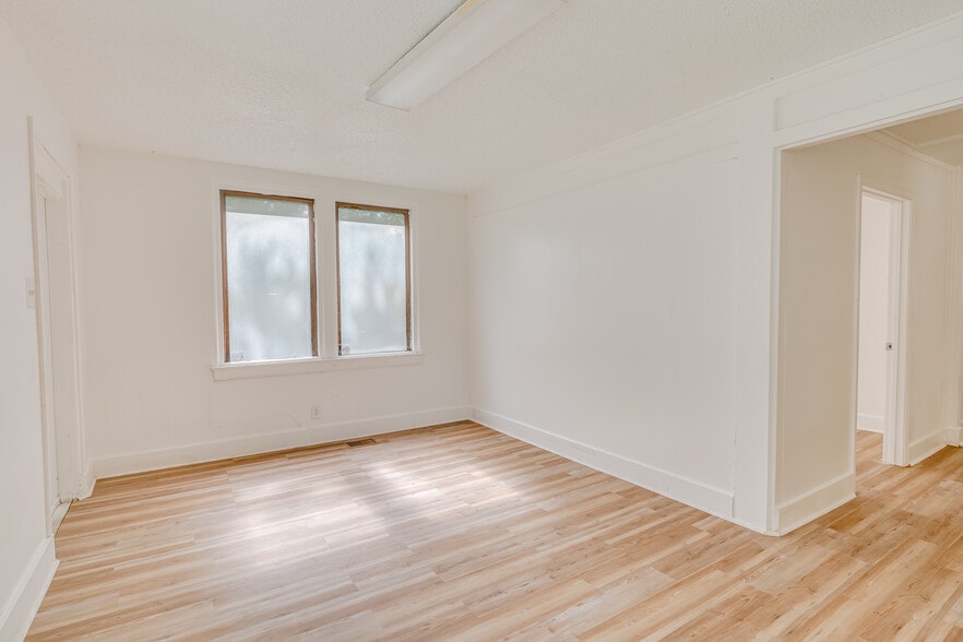 More Photos Of 1401 Spring Hill Ave, Mobile Medical For Sale