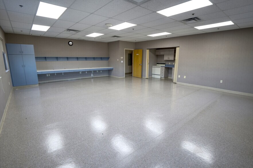 More Photos Of 1235 Boston Rd, Springfield Veterinarian Kennel For Lease