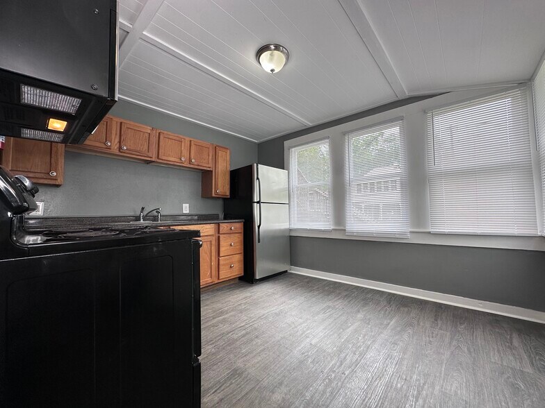 More Photos Of 1106 Esplanade St, Marshall Apartments For Sale