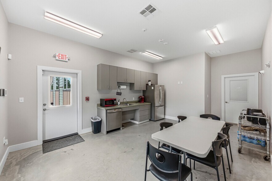 More Photos Of 1410 Live Oak Rd, Leander Showroom For Sale