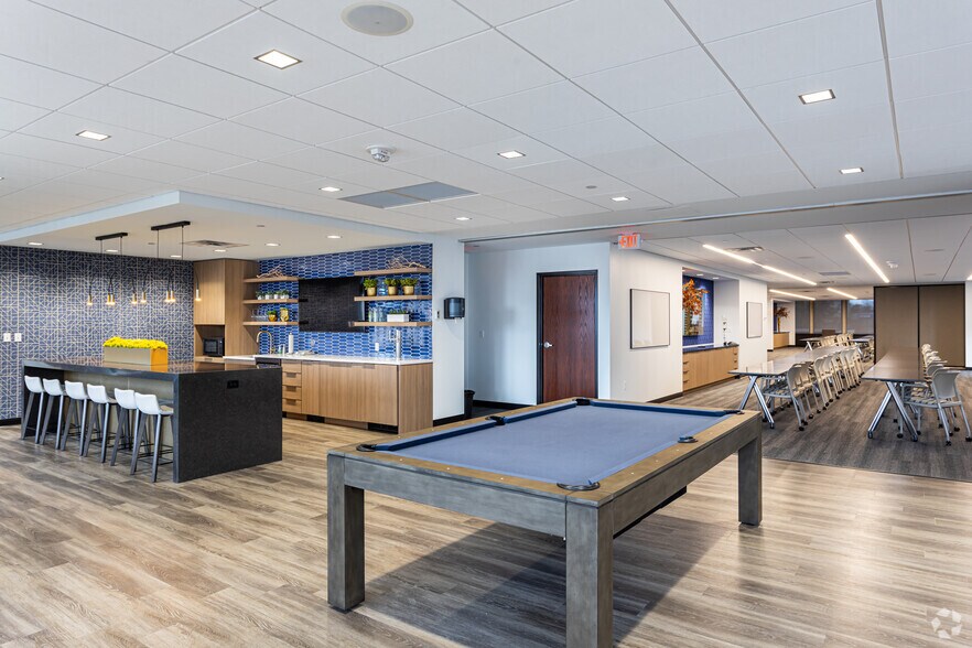 More Photos Of 7701 Forsyth Blvd, Clayton Office For Lease
