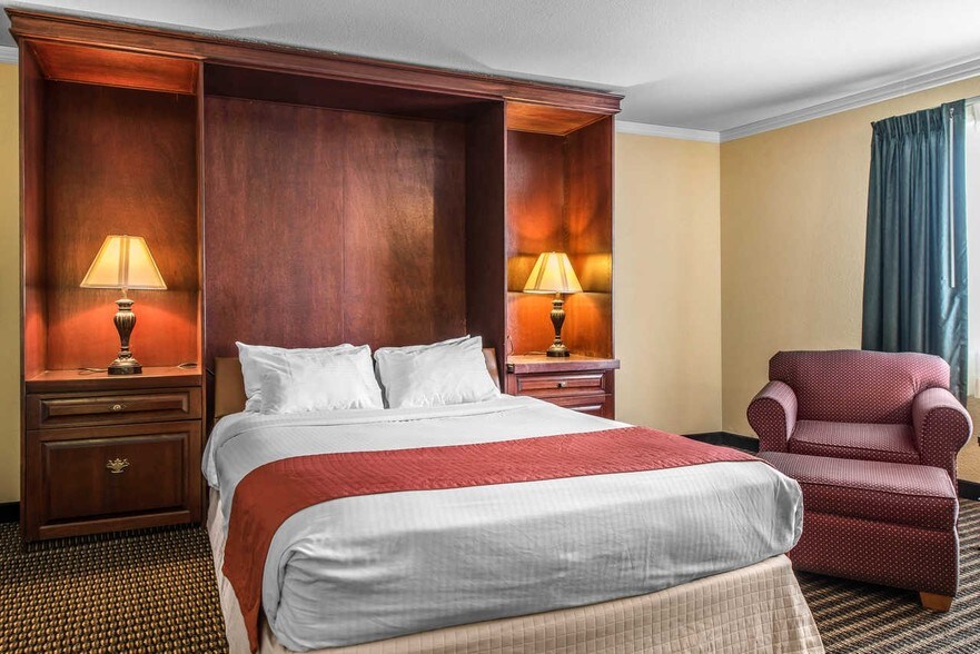 More Photos Of 700 Colorado Ave, Stratton Hotel For Sale