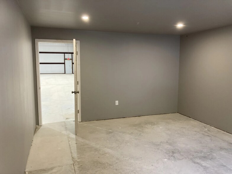 More Photos Of 420-430 Clay Drain Rd, Wildwood Warehouse For Lease