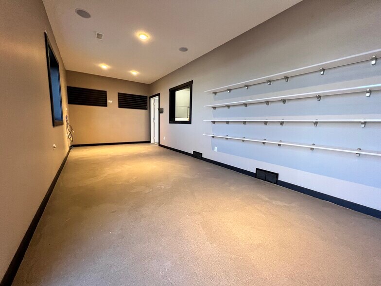 More Photos Of 130 Canal Gdns, Strathmore Warehouse For Sale
