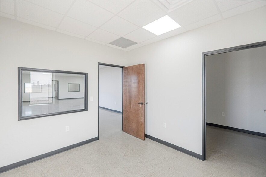 More Photos Of 5261 W Murphy St, Odessa Industrial For Lease