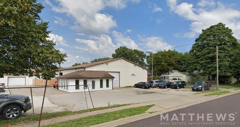 Primary Photo Of 305 N 3rd St, Pekin Medical For Sale