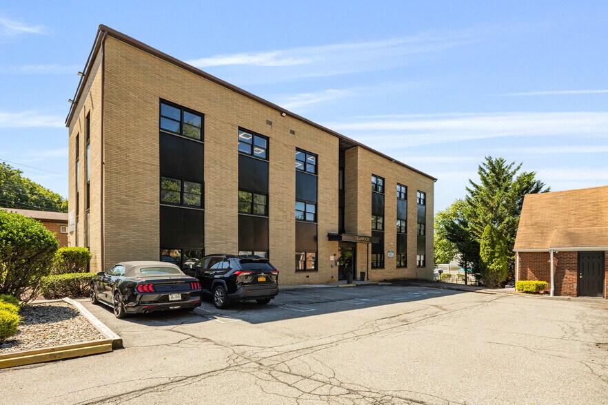More Photos Of 7 Elmwood Dr, New City Office For Sale