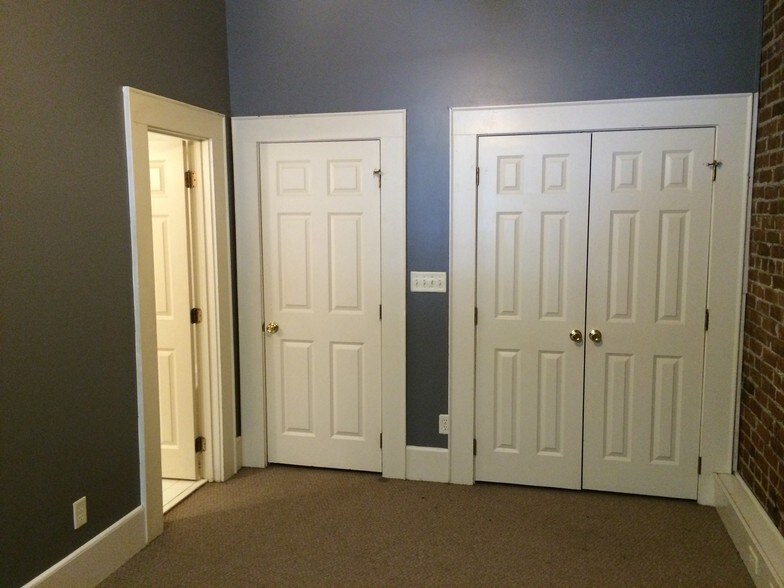 More Photos Of 128-130 N Ashley St, Valdosta General Retail For Sale