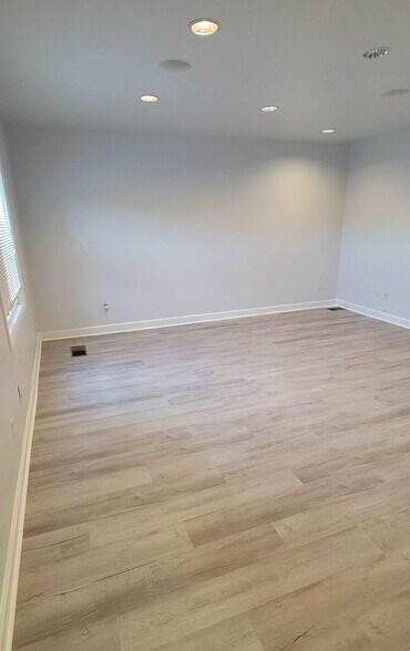 More Photos Of 8990-9002 Fern Park Dr, Burke Medical For Sale
