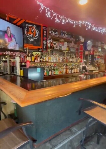 Primary Photo Of 3921 Edwards Rd, Cincinnati General Retail For Sale