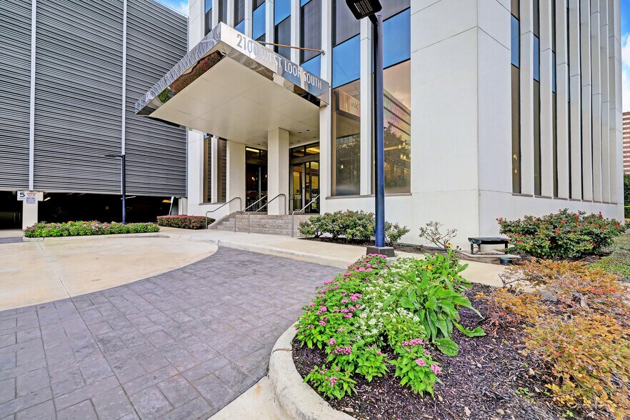 More Photos Of 2100 West Loop South, Houston Coworking Space