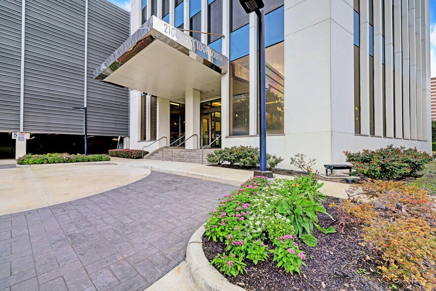 More Photos Of 2100 West Loop South, Houston Office For Lease