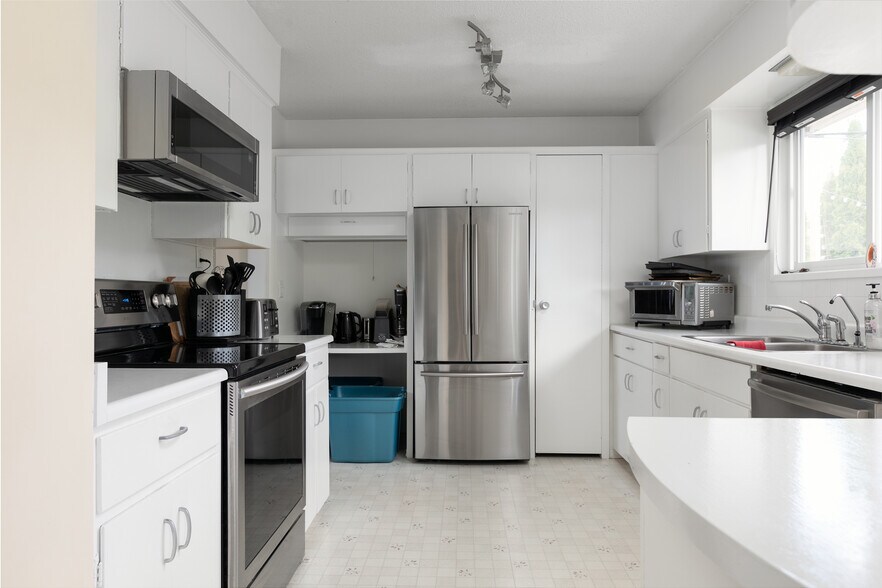 More Photos Of 1605 Garner Rd, Kelowna Specialty For Lease