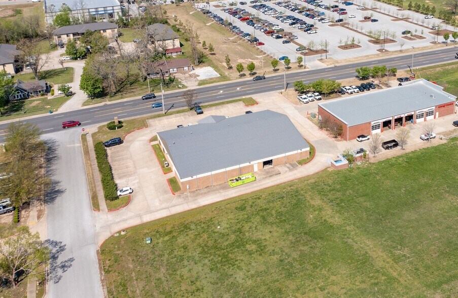 More Photos Of 2903 SE J St, Bentonville Showroom For Sale
