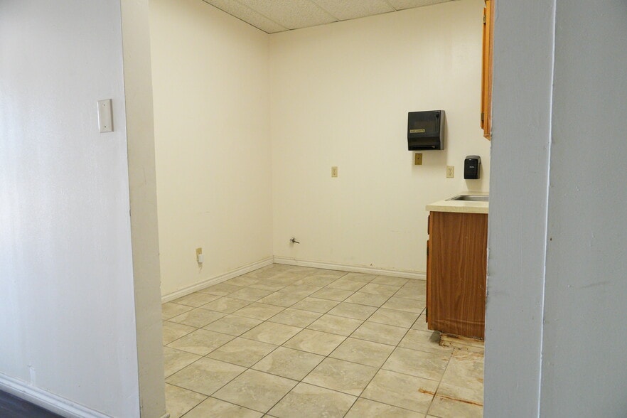 More Photos Of 501 Industrial Dr, Richardson Warehouse For Lease