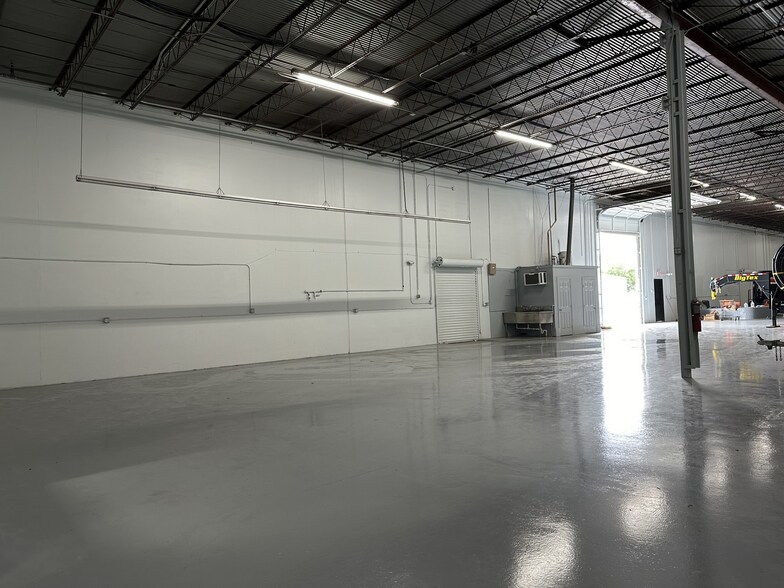 More Photos Of 5121 Steadmont Dr, Houston Manufacturing For Lease