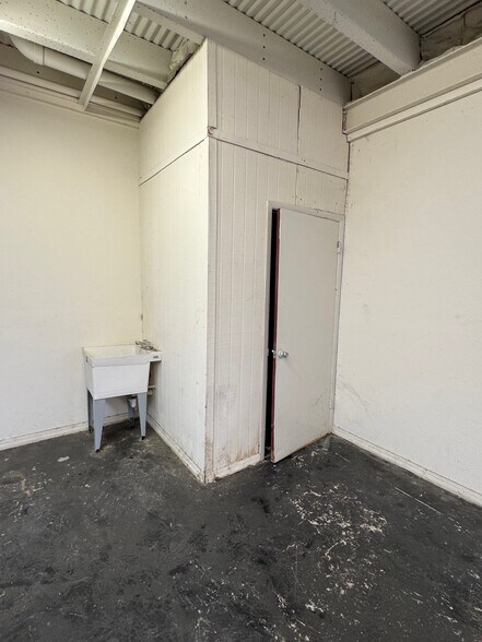 More Photos Of 6825 N Shepherd Dr, Houston Auto Repair For Lease