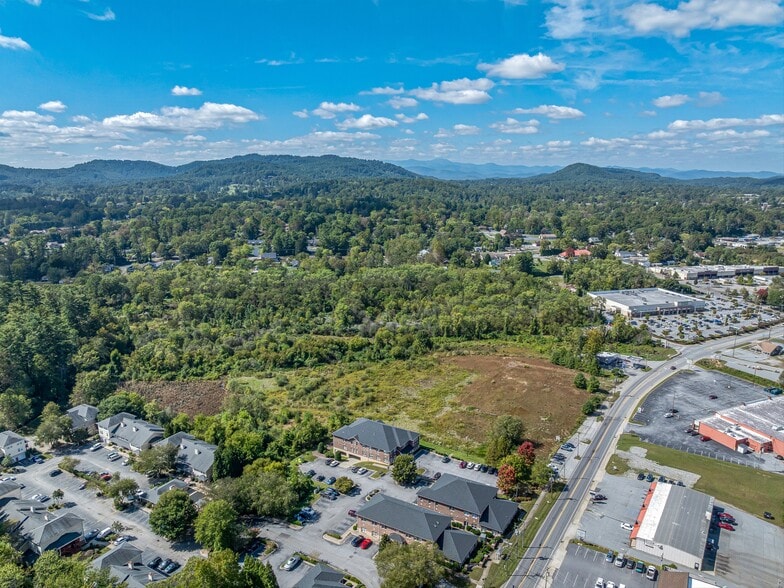 More Photos Of 120 Chadwick Square Ct, Hendersonville Medical For Sale